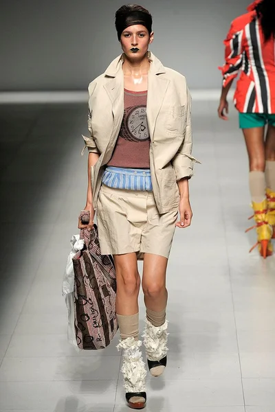 Look 16